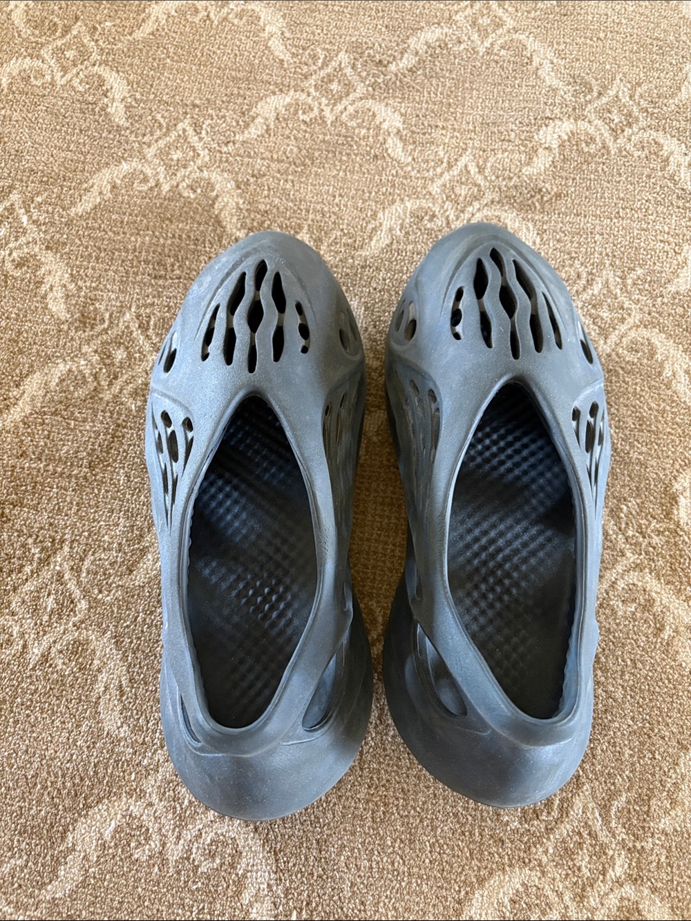 YEEZY Form Runner.